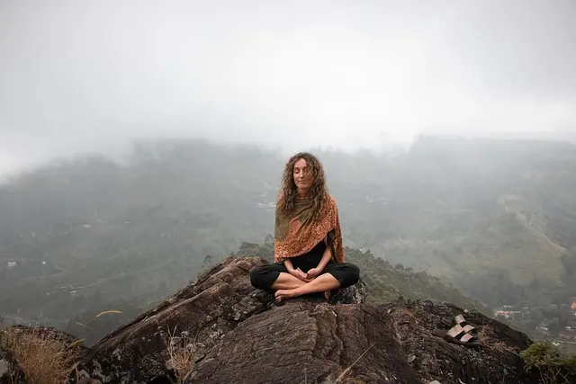 Comment Pratiquer la Méditation Ayurvédique pour Équilibrer Votre Esprit